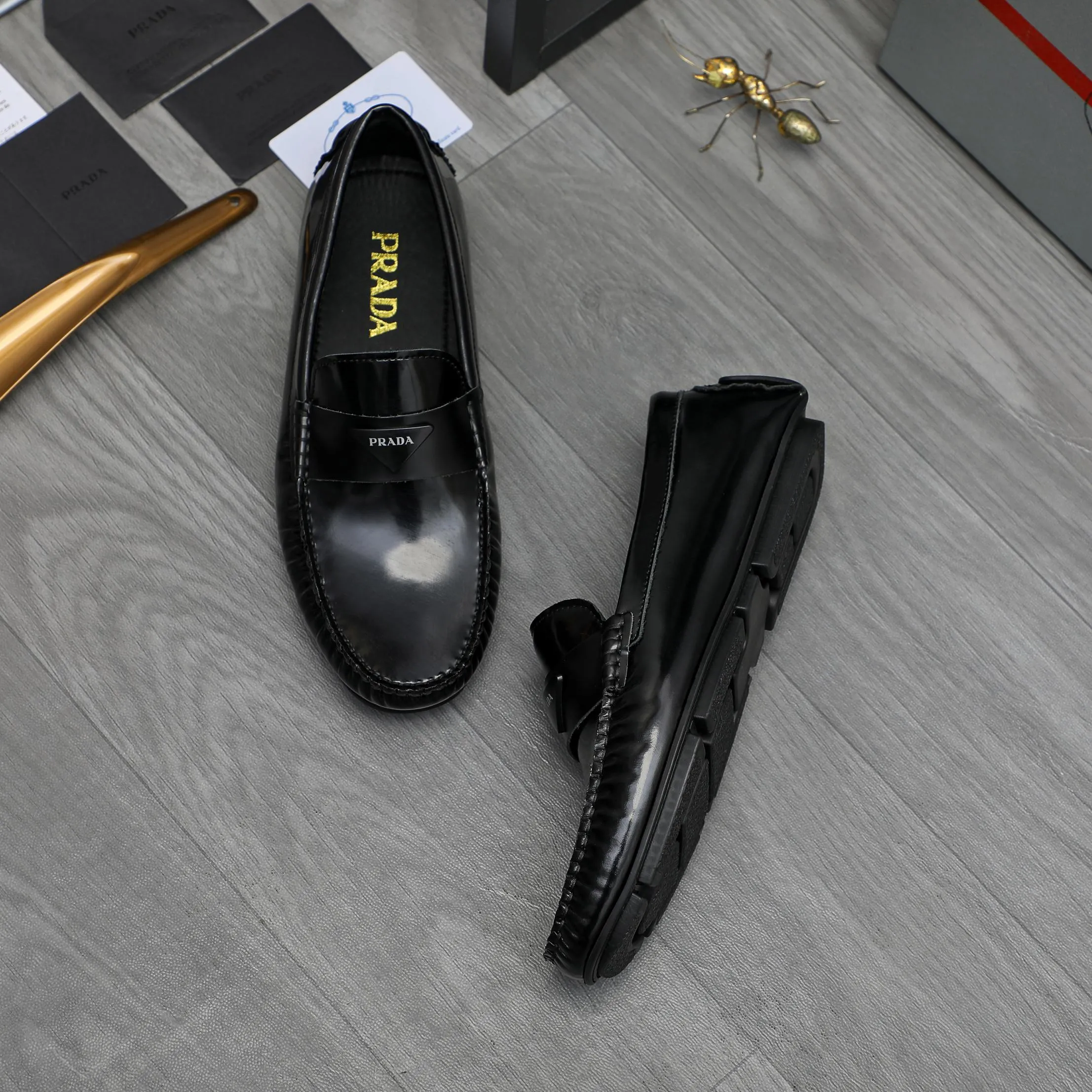 P420 Product trademark: PRADA [Prada] casual slip-on men's shoes, full size. Size: 38-44 Product material: Selected patent cowhide upper, sheepskin lining, rubber outsole